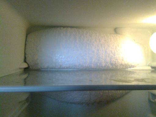 Холодильник намерзает льдом Аристон